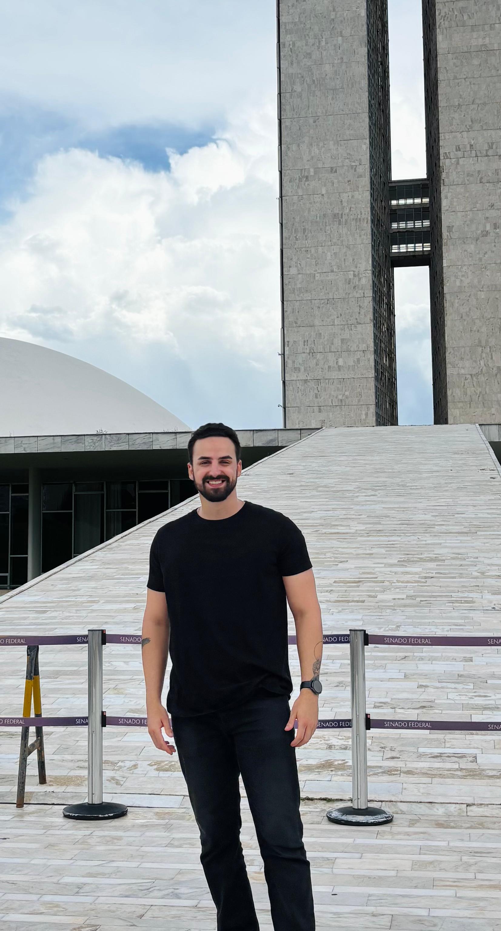 Thiago Gatti, especialista em relacionamentos e contato zero, imagem de fundo para curso de desapego estóico